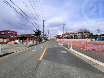  前面道路は片側一車線の道路なので、お車同士のすれ違いもスムーズです。
