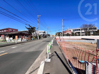  西側道路には歩道が整備されており、小さなお子さまとの歩いてのお出かけも安心です◎