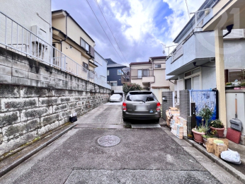  現地は行き止りになっているため、交通量は少なめです。
