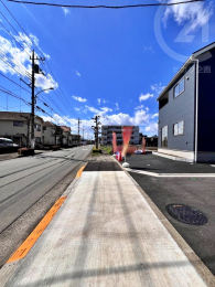  東側道路には歩道があります。