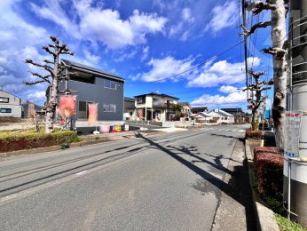  東側道路からの街並み