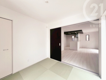  和洋室4.5帖／縁なしタタミ×洋風建具でフローリングとの相性もいいです。