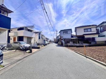  前面道路は広々としています！