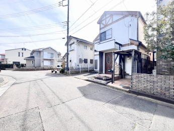  閑静な住宅街に立地した一戸建てです。