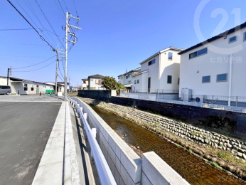  2号区南側は水路がございます。
