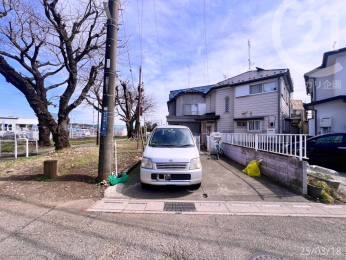  生活スペースが道路側から見えにくい旗竿敷地でプライバシー性の高い住空間！