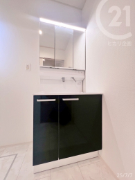  身支度に便利な三面鏡シャンプードレッサー完備。