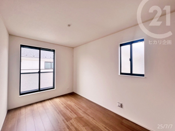  洋室6帖／南西角部屋でバルコニーに面しています。