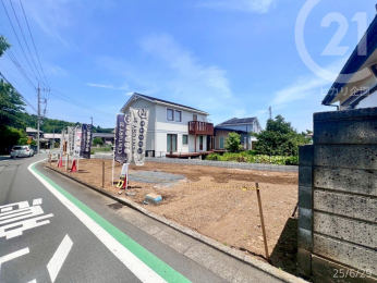  敷地南西側より撮影／第一種低層住居専用地域内。
