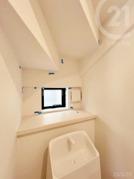  トイレの背面の棚。ペーパーの予備やフレグランス置き場にできそうです。