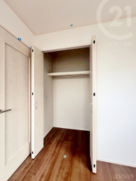  洋室（5.62帖）　2階の4部屋にはそれぞれ収納が確保されています。