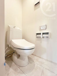  2階にもトイレがございます。