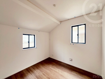  洋室（4.25帖）　北東角のお部屋です。