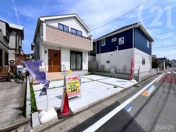  カースペースに並列2台、車を駐車可能です。その際にも、玄関へのアプローチが埋まりにくいゆったりとした広さがあります。