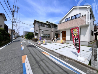  前面に通る道路はまっすぐ通っているため、車庫入れなどの際に安全確認がしやすそうですね。
