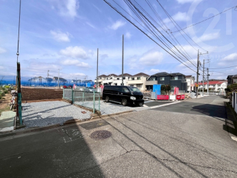  分譲地東側道路・幅員5.1ｍ／周辺は閑静な住宅地で落ち着いた住環境です。
