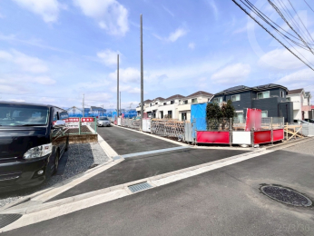  分譲地東側道路・幅員5.1ｍ／周辺は閑静な住宅地で落ち着いた住環境です。