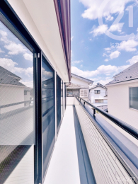  バルコニーは3部屋からアプローチすることができます。
