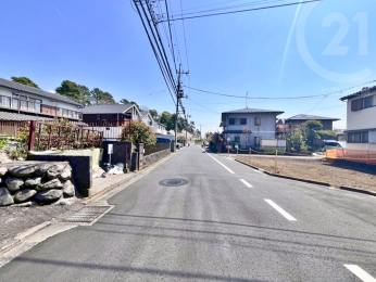  前面道路は広々としています！
