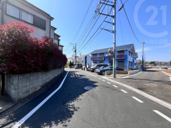 現地南西側道路／周辺には高い建物がなく、落ち着いた住環境です。