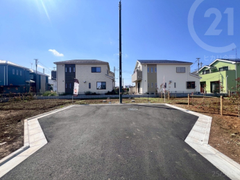  新設道路奥は幅が少しゆったりめになっていて駐車のしやすさに配慮◎