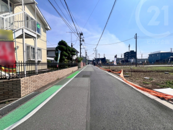  東側5M幅員の公道に接道。交通量は少なめです。