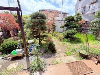  玄関前には広々とした庭先