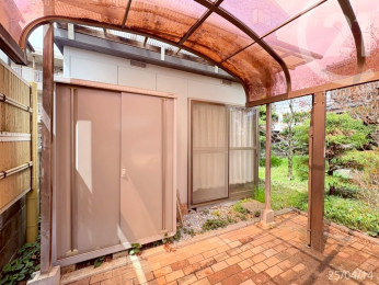  カースペース奥に物置、プレハブ小屋あり。