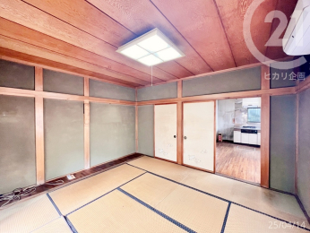  和室9帖／ダイニングキッチンに隣接しており、リビングとしてお使いいただきやすいです。
