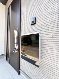  ポストは玄関ドアのすぐ横にあるので、サッと郵便物を取ることができます。