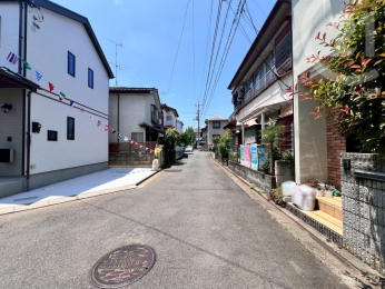  北側道路／周辺は閑静な住宅街となっています。