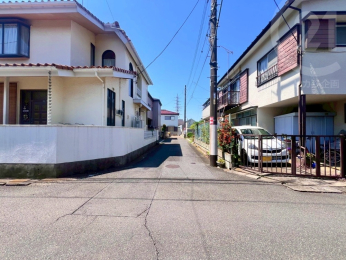  前面道路は幅員約4Mです。交通量少なめです！