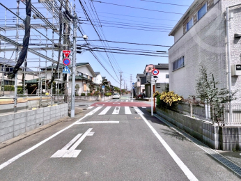  南側道路は幅員6M。