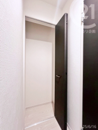  1階ホール収納／高さがあるので掃除機も収納OK。