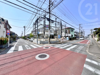  陽当たり良好の南東角地です♪