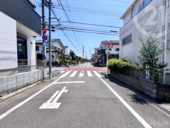  南側道路は幅員6M。