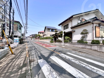  東側道路は幅員8M。