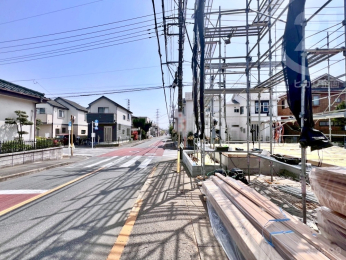  東側前面は歩道になっています。