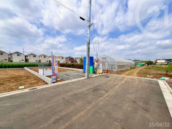  前面道路は車の通り抜けができないので交通量は少なく落ち着いた道路環境。