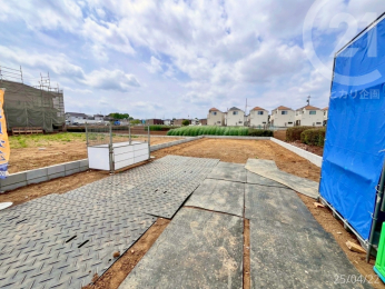  周辺には住宅や畑がございます。