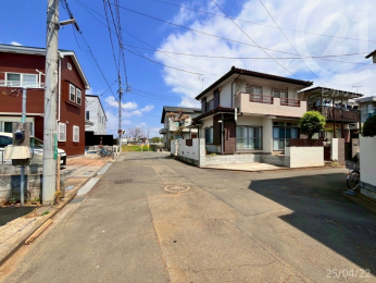  流入部分／現地西側道路は袋小路になっており、落ち着いた道路環境です。