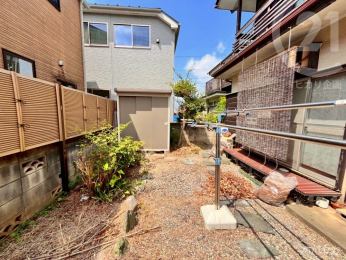  接道は北側にあるため、採光のため南側に庭先や大きな窓を設けながらも、道路側から人目が入りくい、過ごしやすい住空間づくりにお勧めです。