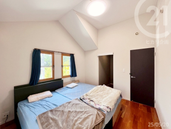  洋室7.0帖／三角の垂れ壁がおしゃれ！バルコニーに面したお部屋です。