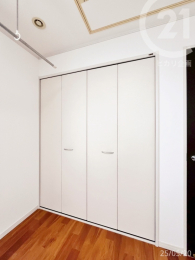  洋室6.0帖／小屋裏収納あり。普段あまり使わない物のしまい場所に便利です。