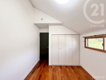  洋室5.0帖／北側のお部屋ですが窓が2ヵ所あり明るい空間。