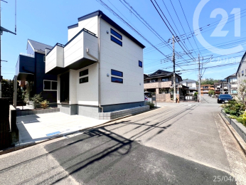  2号棟／カースペースは建物の南側に1台、北側に1台ずつ、計2台駐車可能です。