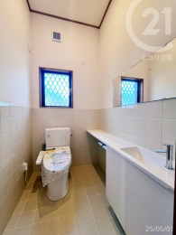  トイレ新規交換済み。1階は手洗い付きです。