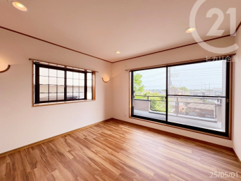  洋室8帖／2階の4部屋のうち3部屋はバルコニーに面しています。
