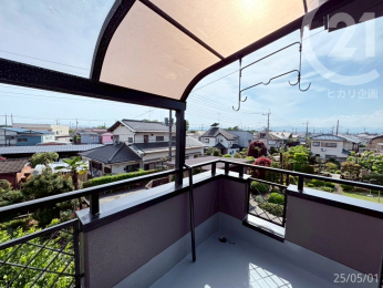  バルコニーからの眺望。周辺は高い建物がありません。