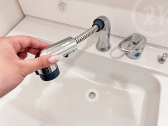  ＜洗面室＞シャワー水栓付きです。
